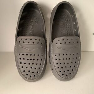 FLOAFERS Kids Prodigy Driver Perforated Water Shoes in Slate Sz 9 EUC